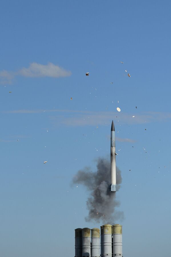 پرتاب موشک سامانه موشکی اس-400 در رزمایش بین المللی در آلوشوک در منطقه آستاراخان - اسپوتنیک ایران  