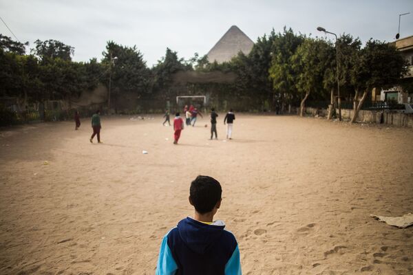 کودکان در کنار اهرام جیزه در قاهره فوتبال بازی می کنند - اسپوتنیک ایران  