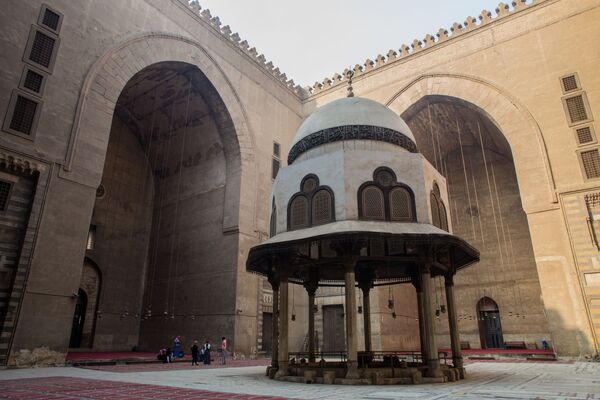 در حیاط مسجد سلطان حسن در قاهره - اسپوتنیک ایران  