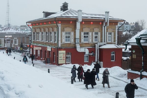 ساکنان ایرکوتسک در هوای سرد در یکی محلات این شهر - اسپوتنیک ایران  
