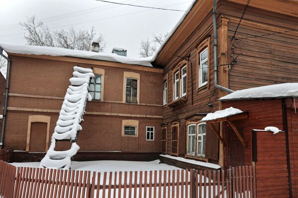 برف در حیاط یک خانه چوبی قدیمی در مرکز شهر ایرکوتسک - اسپوتنیک ایران  
