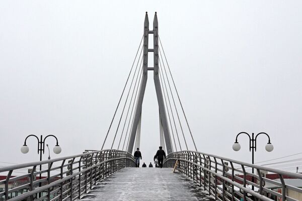 پل معلق در روی رودخانه آنگارا در یک روز سرد در شهر ایرکوتسک - اسپوتنیک ایران  