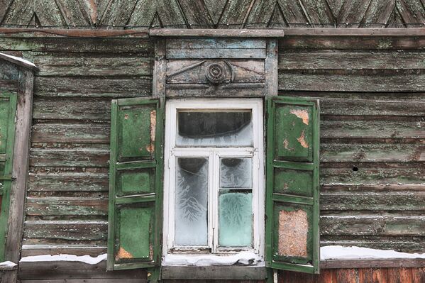 پنجره  یک ساختمان چوبی قدیمی و تاریخی در مرکز شهر ایرکوتسک - اسپوتنیک ایران  