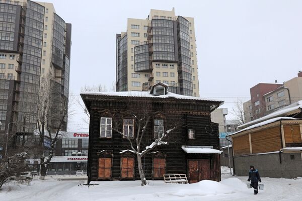 یک ساختمان چوبی قدیمی و تاریخی در مرکز شهر ایرکوتسک - اسپوتنیک ایران  