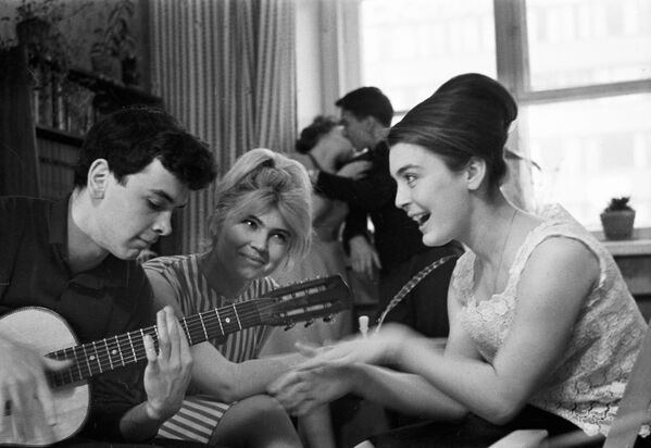 دانشجویان در حال آواز خواندن با گیتار در یک مهمانی - سال 1965 - اسپوتنیک ایران  