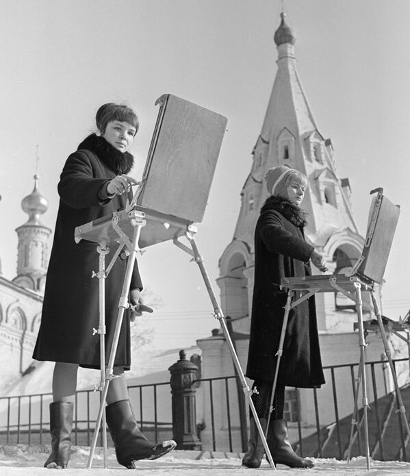 دانشجویان رشته هنر در حال نقاشی کردن کلیسا - سال 1967 - اسپوتنیک ایران  