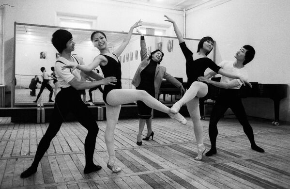 دانشجویان ویتنامی در کلاس رقص دانشگاه تئاتر و هنر - سال 1985 - اسپوتنیک ایران  