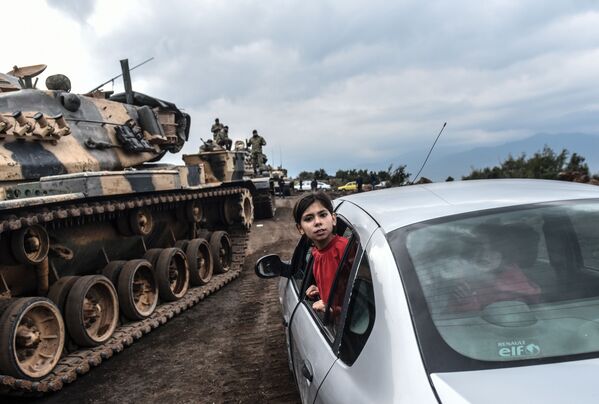 دختر ترک از ماشین به تانک ها و سربازان ارتش ترکیه که در حال حرکت به سمت سوریه هستند ، نگاه می کند - اسپوتنیک ایران  