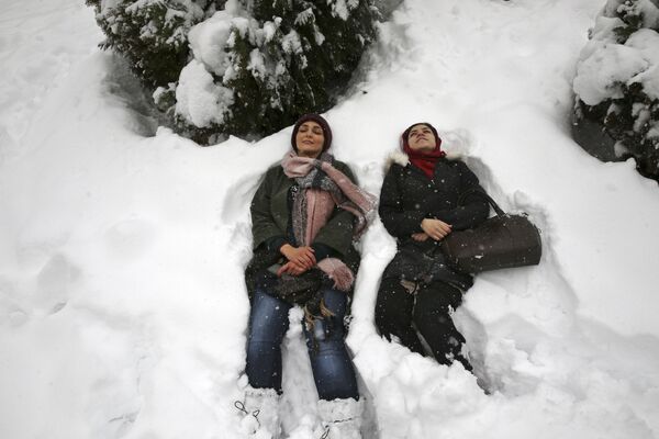 دختران ایرانی روی برف - اسپوتنیک ایران  