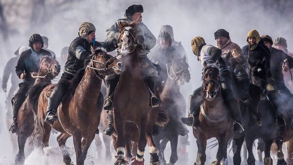 شرکت کنندگان ورزش ملی اسب سواری «آلامان اولاک» در قرقیزستان - اسپوتنیک ایران  