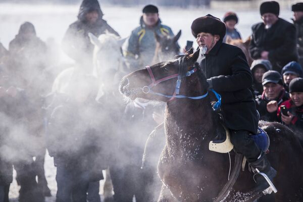 شرکت کنندگان ورزش ملی اسب سواری «آلامان اولاک» در قرقیزستان - اسپوتنیک ایران  
