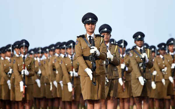 زنان پلیس سری لانکایی در رژه روز استقلال کلمبو - اسپوتنیک ایران  