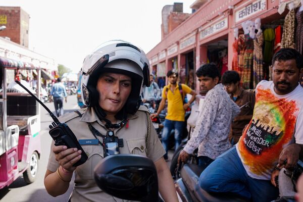 زن پلیس در بازار جایپور هند - اسپوتنیک ایران  