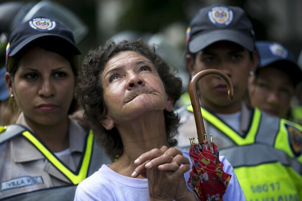 زنان پلیس در حال برقراری نظم پس از تظاهرات در کاراکاس ونزوئلا - اسپوتنیک ایران  