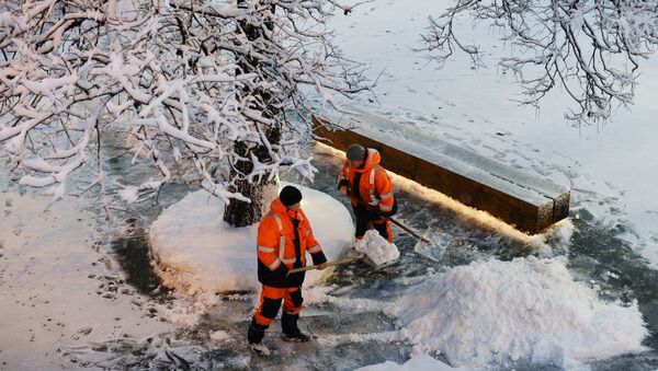 کارکنان شهرداری مسکو در حال برف روبی خیابان های مسکو - اسپوتنیک ایران  