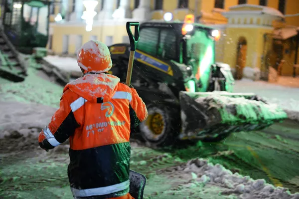 کارکنان شهرداری مسکو در حال برف روبی خیابان های مسکو - اسپوتنیک ایران  