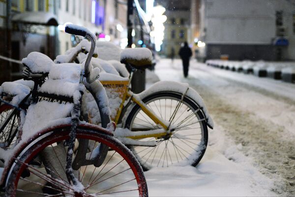 برف گرفتگی دوچرخه ها در پیاده رو های شهر - اسپوتنیک ایران  