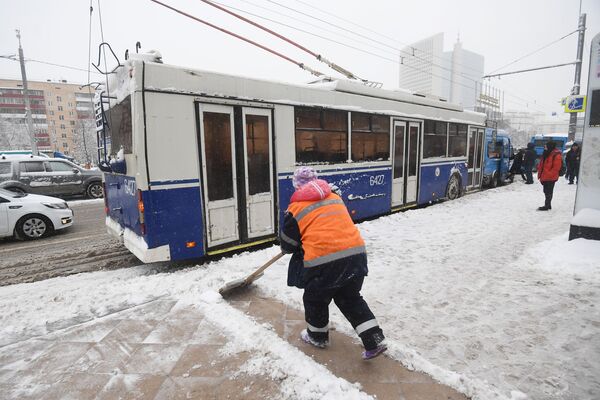 کارکنان شهرداری مسکو در حال برف روبی خیابان های شهر - اسپوتنیک ایران  
