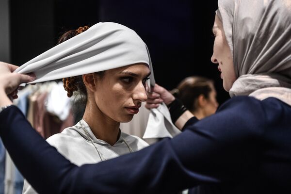 مدل در حال آماده شدن برای نشان دادن حجاب اسلامی - اسپوتنیک ایران  