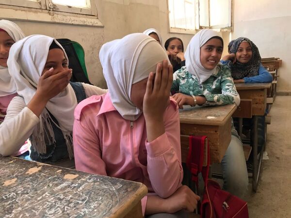 شاگردان مدرسه در کلاس زبان روسی در دیر الزور سوریه - اسپوتنیک ایران  