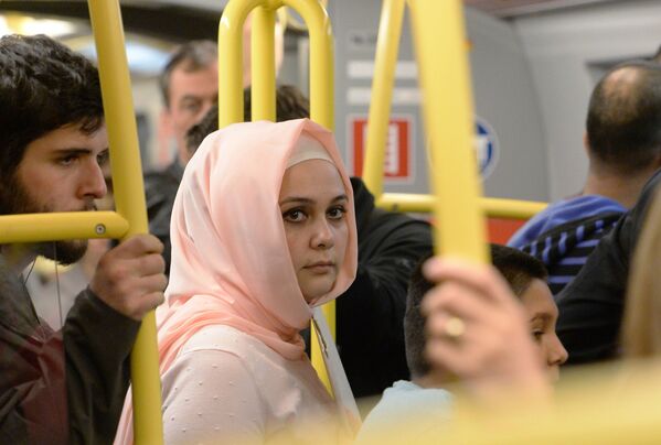 زن مسلمان در مترو  وین - اسپوتنیک ایران  