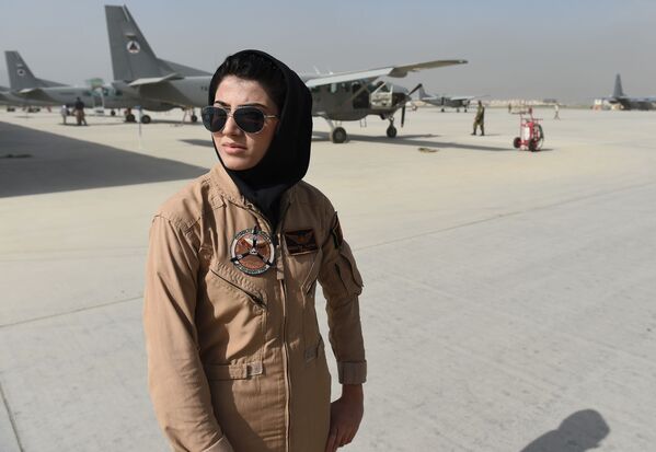 نیلوفر رحمانی خلبان نظامی در افغانستان - اسپوتنیک ایران  