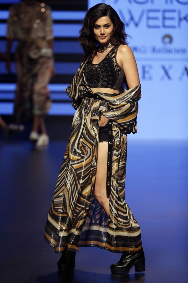 مدل با لباس خاص که توسط ریتا کوما طراحی شده است - اسپوتنیک ایران  