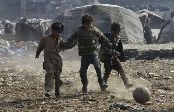کودکان در حال بازی فوتبال در محله فقیرنشین لاهور پاکستان - اسپوتنیک ایران  