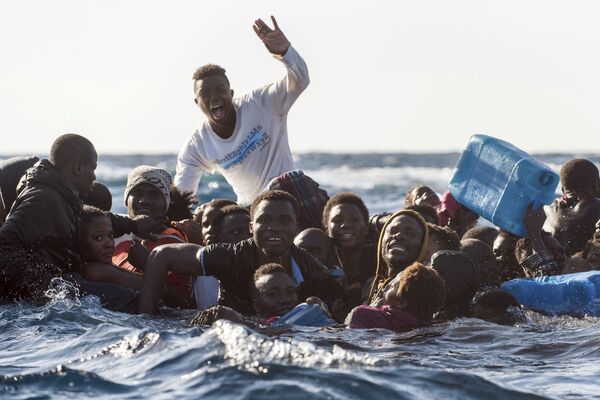 تقاضای کمک مهاجرینی که در دریای مدیترانه دچار حادثه شده اند - اسپوتنیک ایران  