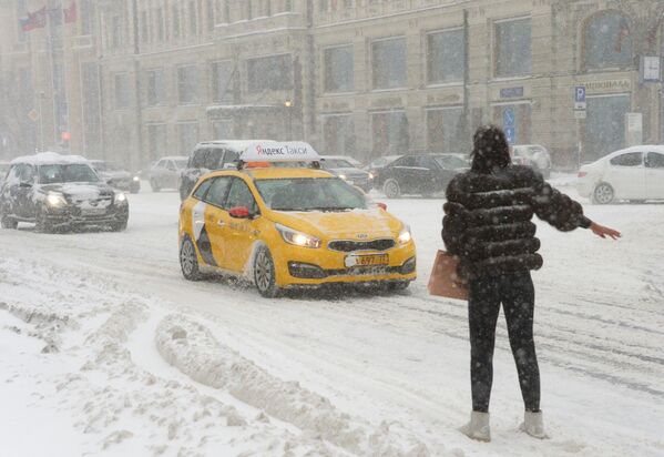 بارش برف در خیابان تورسکایا در مرکز مسکو - اسپوتنیک ایران  