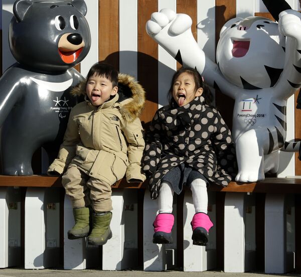 بچه ها در حال عکس گرفتن با طلسم المپیک زمستانی کره جنوبی - اسپوتنیک ایران  