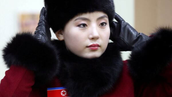 ورود دختران هوادار تیم کره شمالی به کره جنوبی برای حضور در بازی های المپیک زمستانی 2018 - اسپوتنیک ایران  