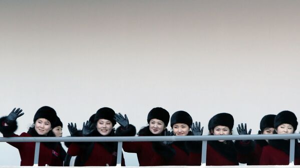 ورود دختران هوادار تیم کره شمالی به کره جنوبی برای حضور در بازی های المپیک زمستانی 2018 - اسپوتنیک ایران  