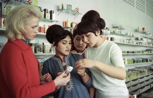 خانم ها در فروشگاهی در شهر عشق آباد  ترکمنستان، سال 1968 - اسپوتنیک ایران  