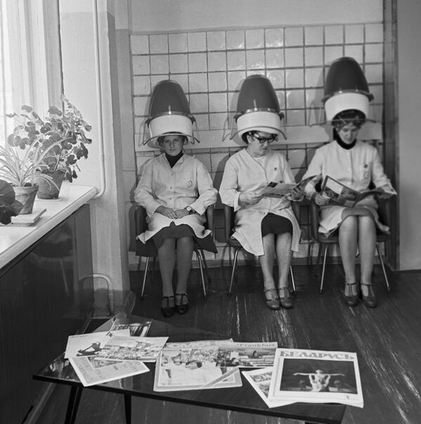 خانم ها در آرایشگاه با سشوارموهای خود را خشک می کنند، سال 1980 - اسپوتنیک ایران  