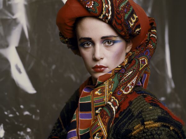 آرایش پیشنهادی والنتین یوداشکین، طراح مد لباس و آرایش زنان در زمان شوروی برای زمستان، سال 1986 - اسپوتنیک ایران  