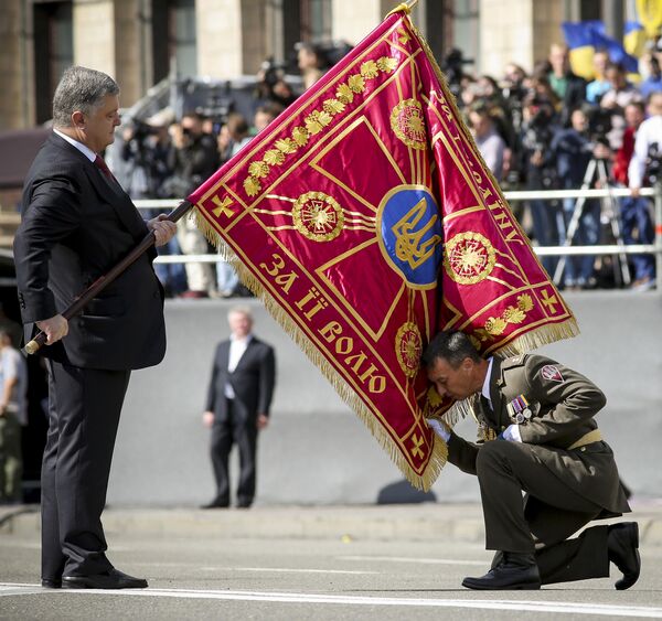 پترو پروشنکو رئیس جمهور اوکراین در رژه روز استقلال در کی یف - اسپوتنیک ایران  