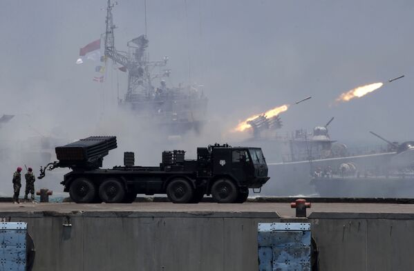 پرتاب موشک ها توسط ناوگان دریایی اندونزی در رژه ی نظامی به مناسبت 72 مین سالگرد ایجاد نیروی نظامی در این کشور - اسپوتنیک ایران  
