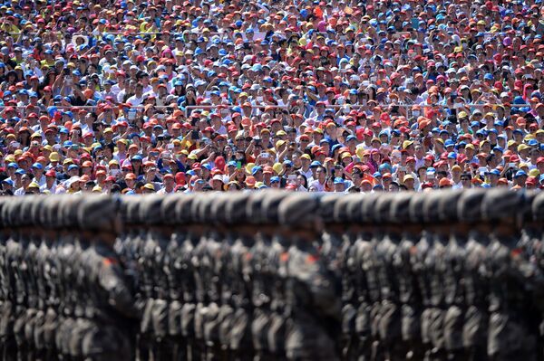 مردم در حال تماشای سربازان چینی در رژه ی نظامی در میدان تیان من پکن - اسپوتنیک ایران  