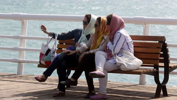 زنان ایرانی در حال سلفی گرفتن در ساحل جزیره کیش - اسپوتنیک ایران  