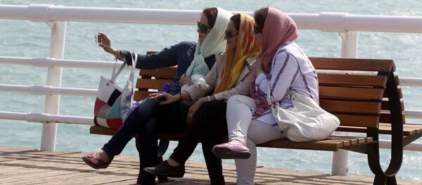 زنان ایرانی در حال سلفی گرفتن در ساحل جزیره کیش زنان ایرانی در حال سلفی گرفتن در ساحل جزیره کیش - اسپوتنیک ایران