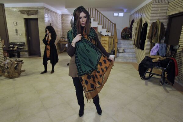 مدل ایرانی در حال نمایش شال سر در تهران - اسپوتنیک ایران  