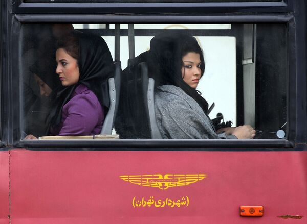 زنان ایرانی در اتوبوس، تهران - اسپوتنیک ایران  