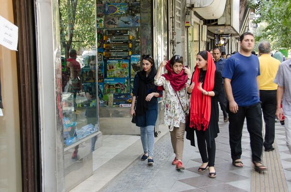 دختران در خیابانی در ایران - اسپوتنیک ایران  