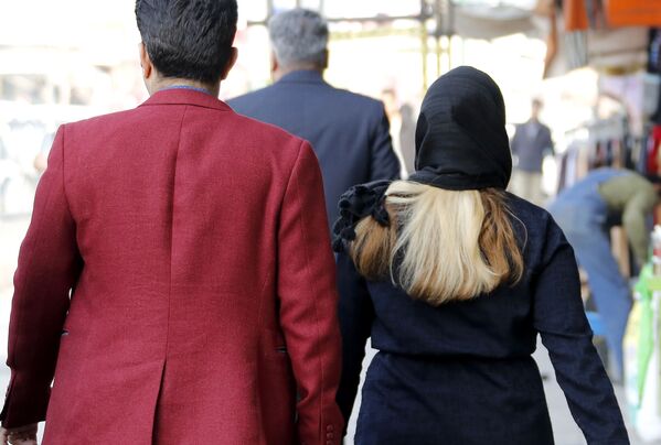 زن ایرانی در خیابانی در تهران - اسپوتنیک ایران  