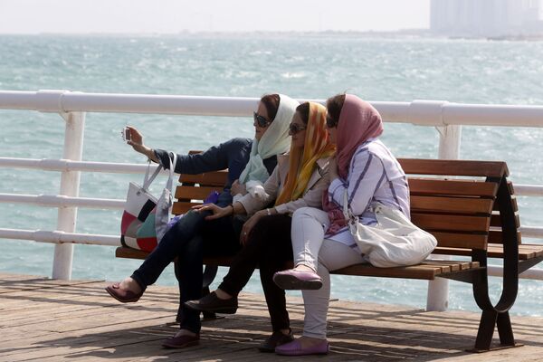 زنان ایرانی در حال سلفی گرفتن در ساحل جزیره کیش - اسپوتنیک ایران  