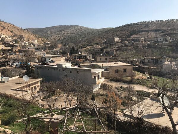 روستای کرد نشین خالتان در کانتون عفرین که 10 هزار نفر پناهجو از منطقه جندریس در آنجا به سر می برند - اسپوتنیک ایران  