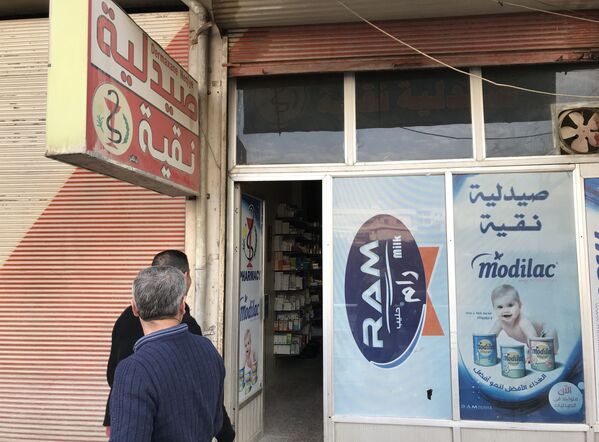 مردان در کنار مغازه ای  در شهر عفرین سوریه - اسپوتنیک ایران  