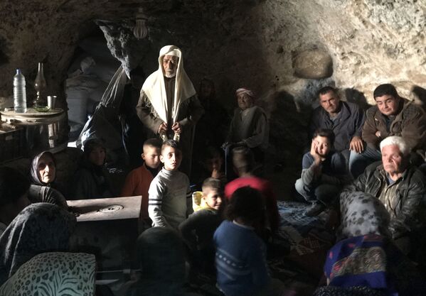 پناهجویان کرد از غارهای کانتون عفرین به عنوان پناهگاهی در مقابل حملات هوایی و توپخانه ای ترکیه استفاده می کنند. - اسپوتنیک ایران  