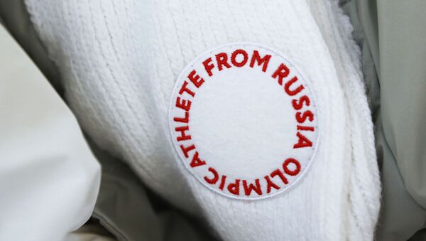 چرا مرد امریکایی در افتتاحیه بازی های المپیک پرچم روسیه را به اهتزاز در آورد؟ - اسپوتنیک ایران  
